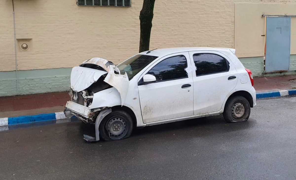 Huían de la policía, chocaron y cayeron en un desgüe