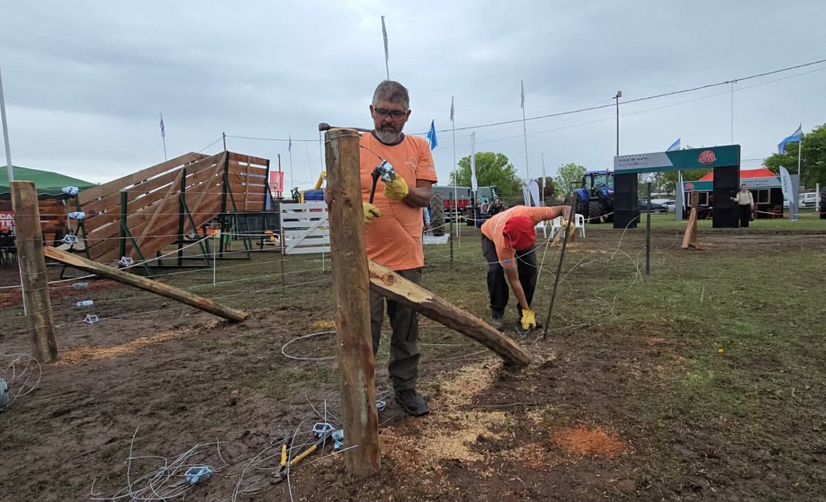 Una pareja de Toay ganó el concurso de alambradores en la Expo Castex