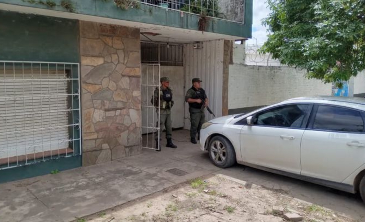 Detienen a dos jóvenes acusados de planificar con IA un tiroteo en una universidad