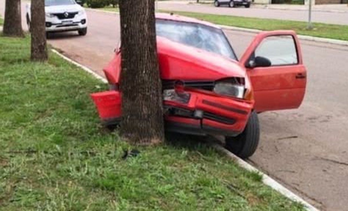 Un auto chocó contra un árbol y murió una mujer en Miguel Cané