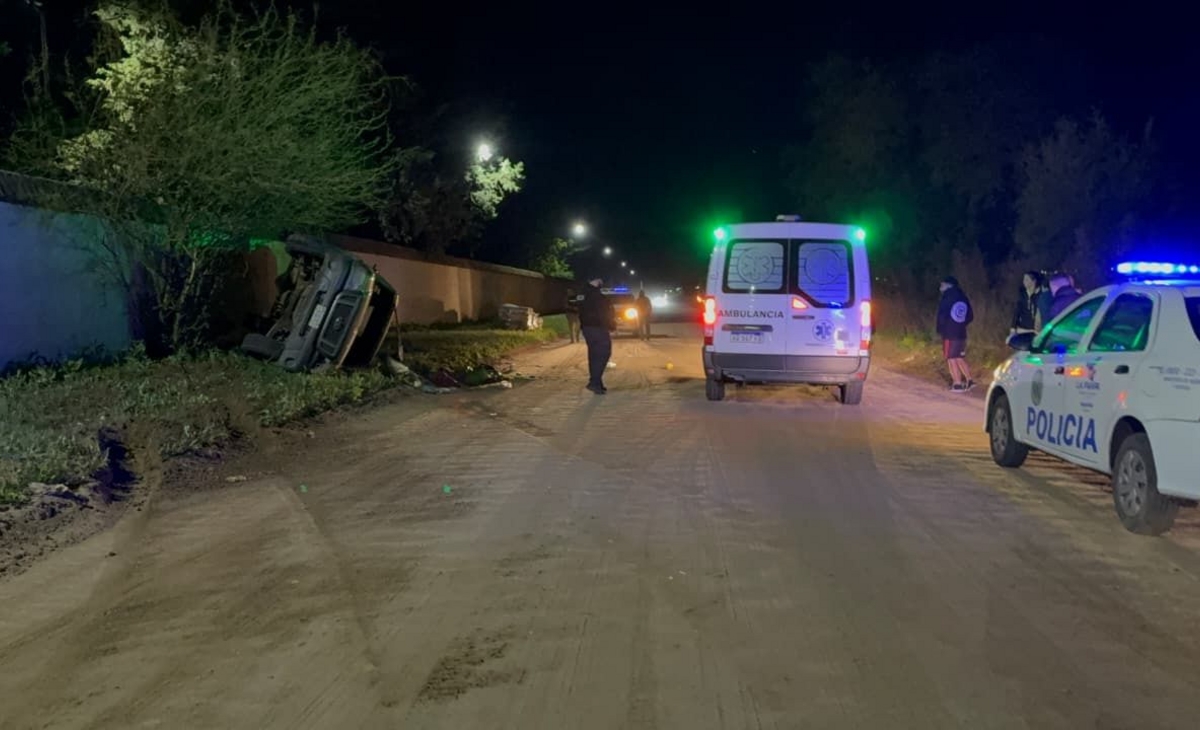 Volcó una camioneta en inmediaciones del cementerio
