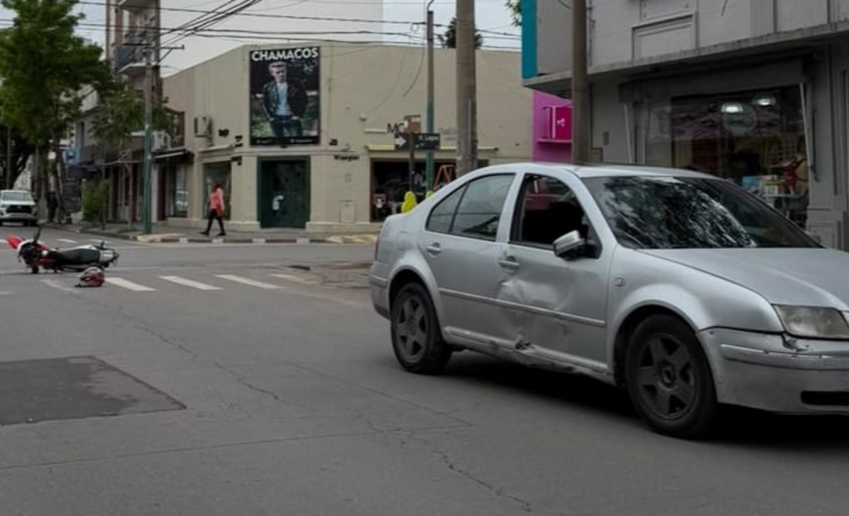 Una mujer sufrió fracturas al chocar un auto y una moto en Lagos y 25 de Mayo