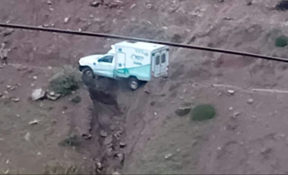 En medio del temporal una ambulancia quedó al borde de un barranco