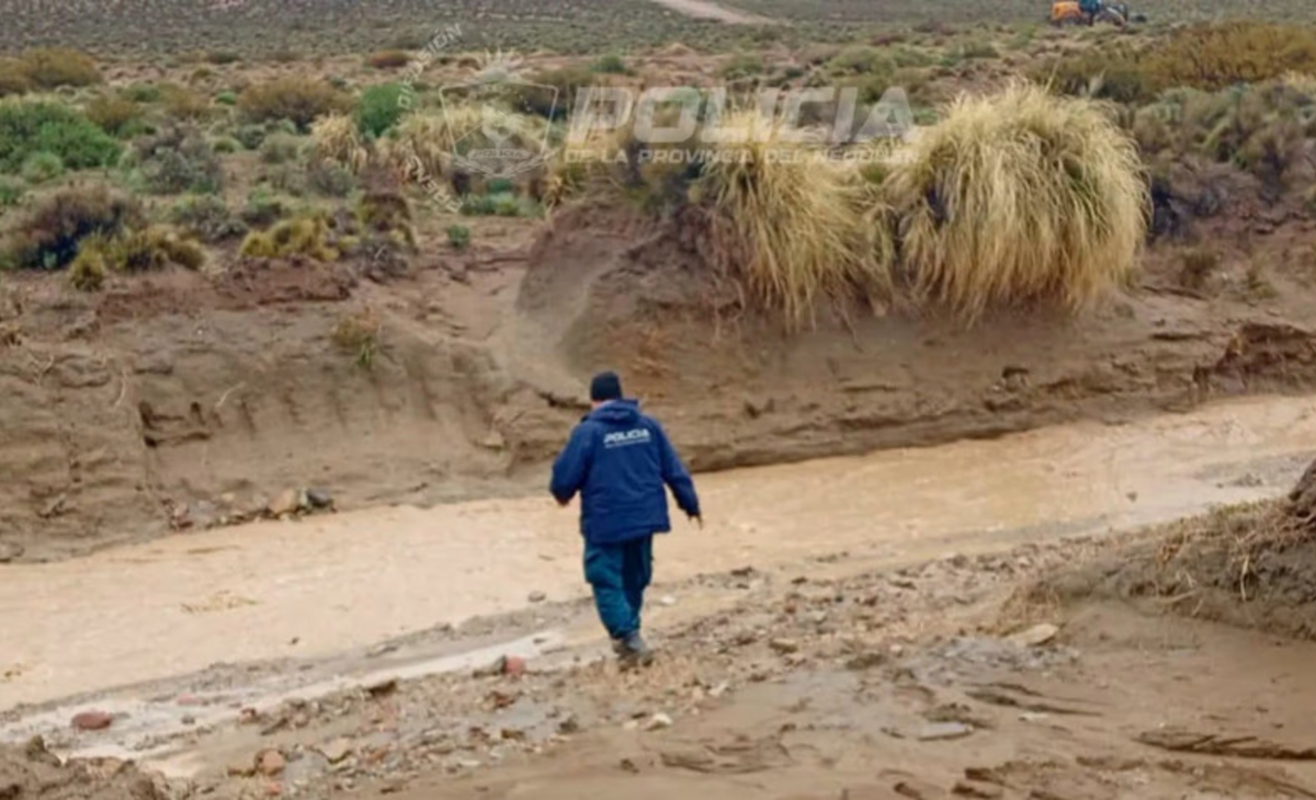 Caminaron varios km para asistir a una familia aislada por el temporal