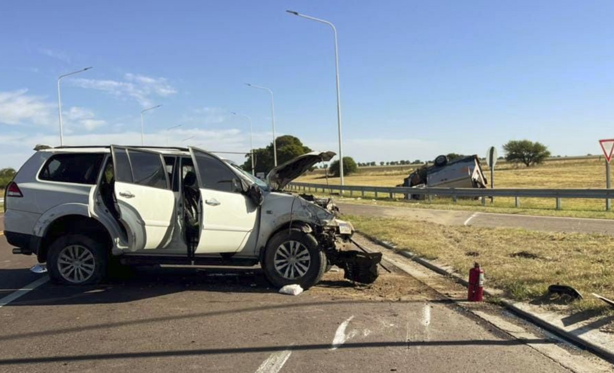 Fuertísimo choque entre un auto y camioneta en el cruce de las rutas 18 ...