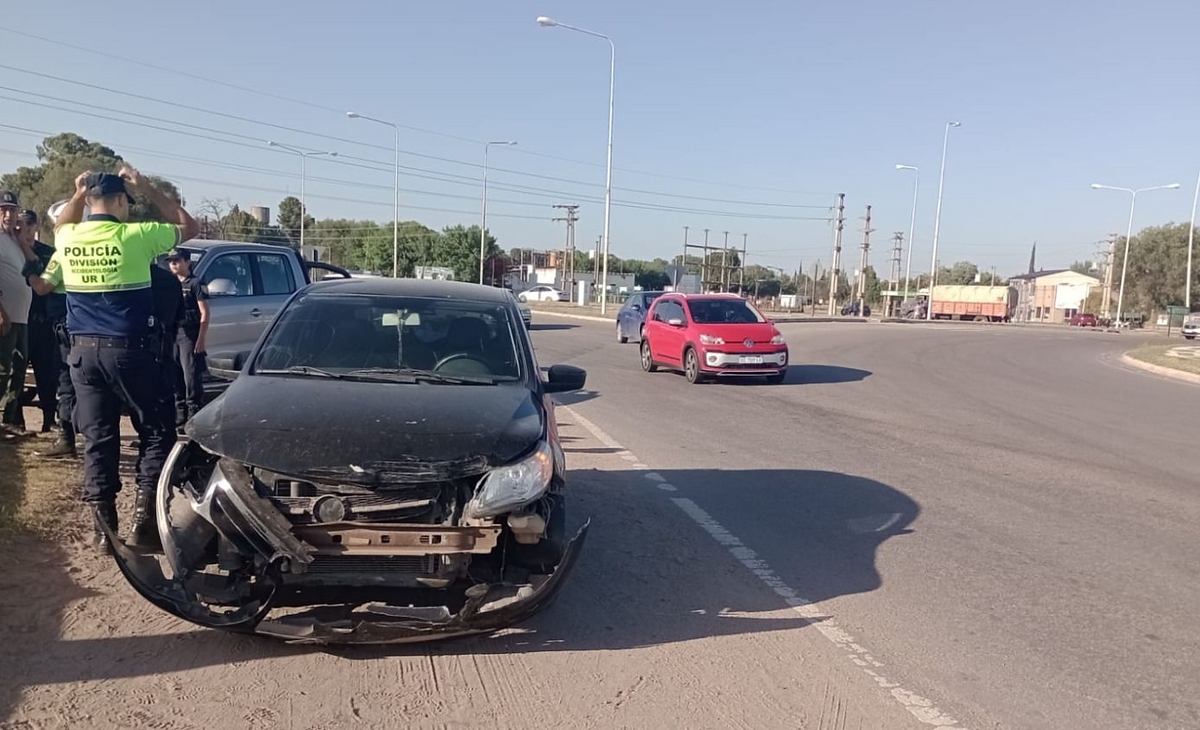 Chocaron un auto y una camioneta en la rotonda sur